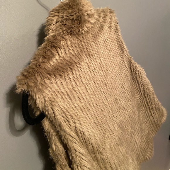 Express Fur Vest - Picture 2 of 3